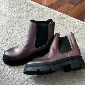 Steve Madden NWOT Iridescent Chelsea Boot
